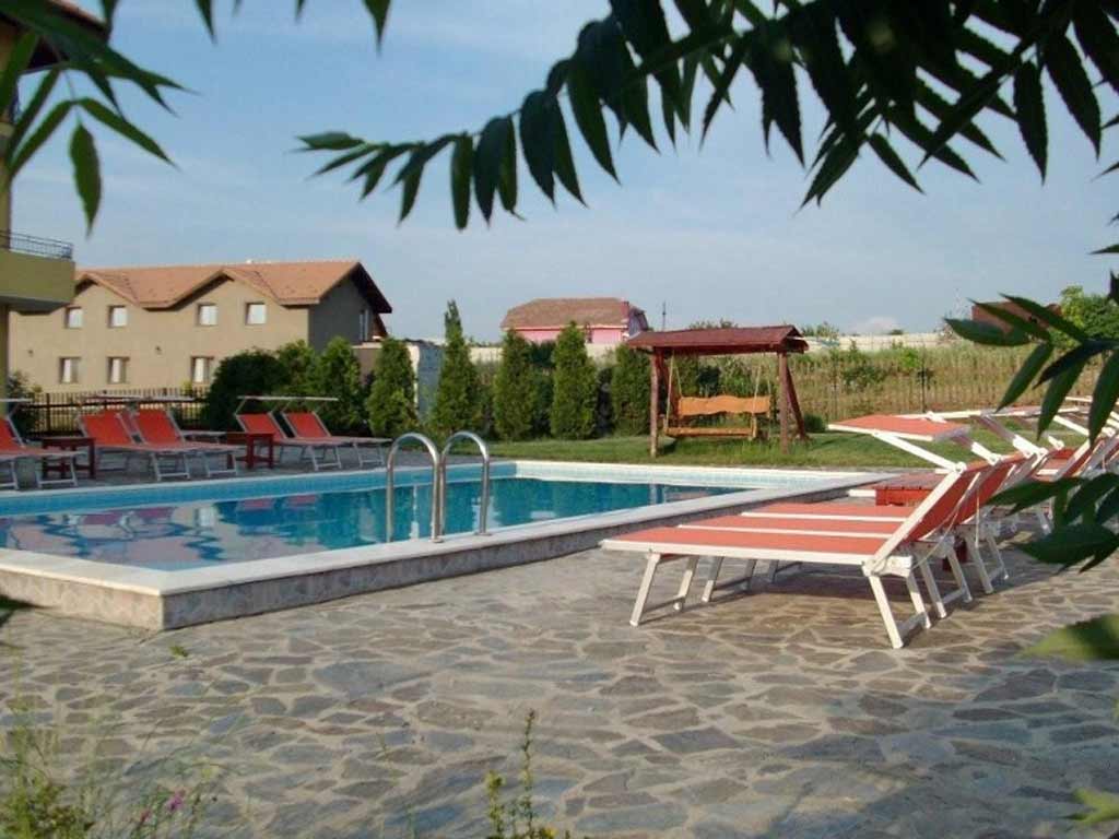 Foto pensiunea Selina - piscina - Baile 1 Mai